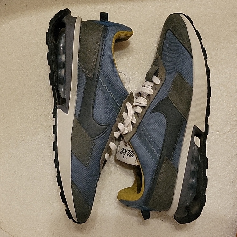 Nike sneakers 10.5 preday LX HASTA shoes